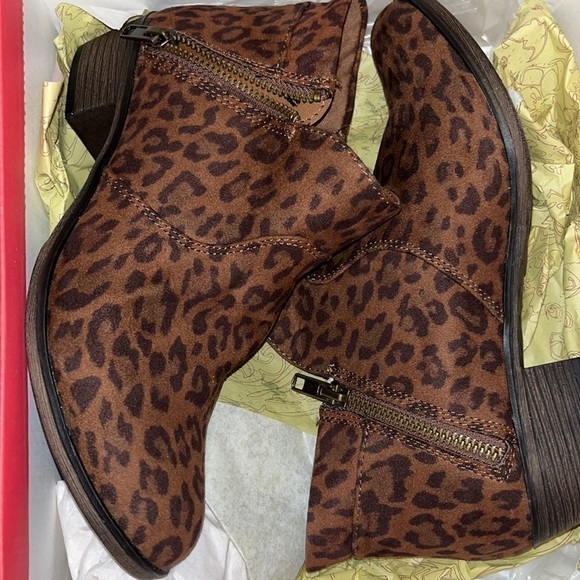 new! American Rag Abby Ankle Booties in Leopard Microsuede Size 6 - Picture 10 of 11
